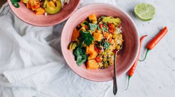 Legume proaspete și ingrediente verzi pe o masă luminoasă